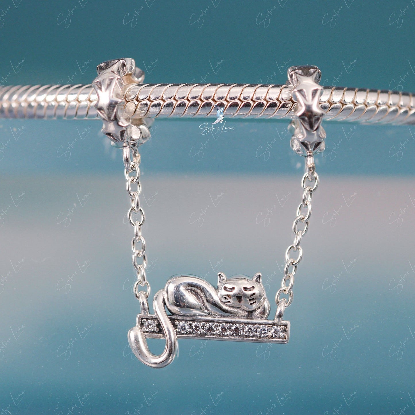 Lazy cat short dangle safety chain