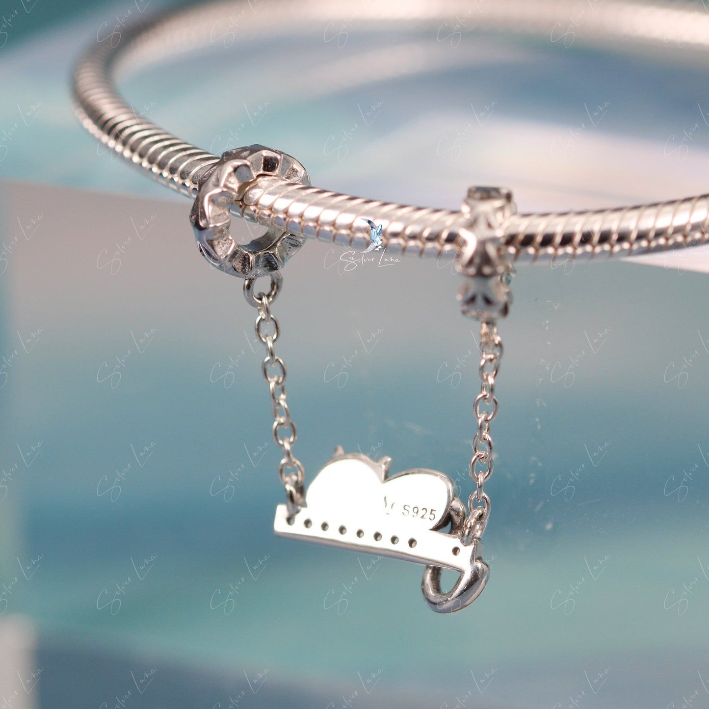 Lazy cat short dangle safety chain
