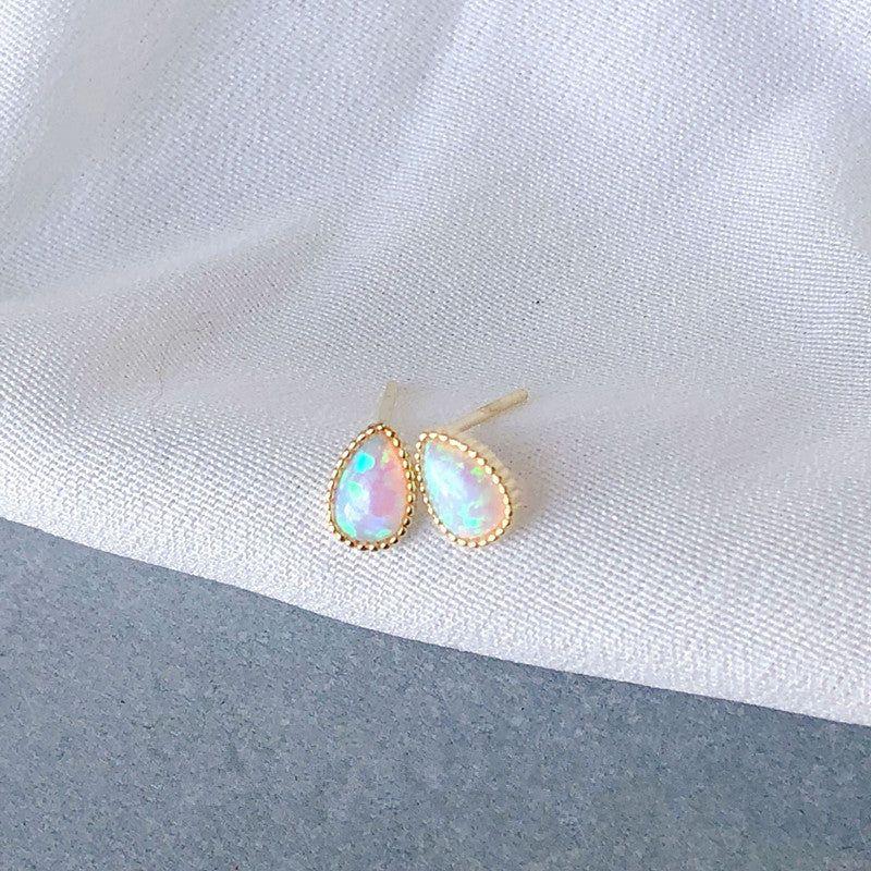 teardrop stud earrings