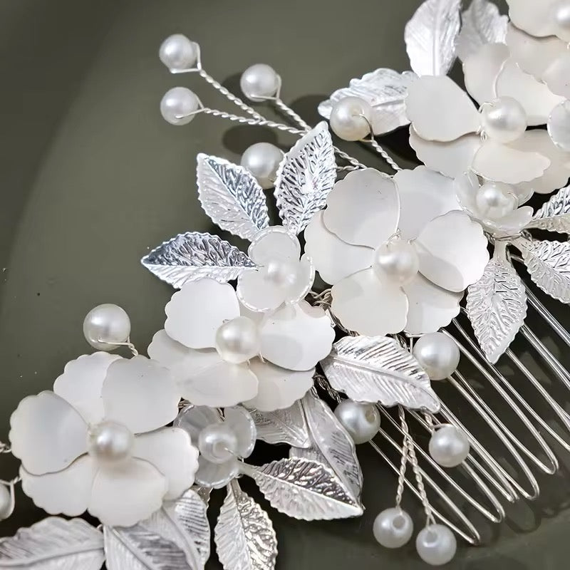 White flowers with pearls bridal hair comb