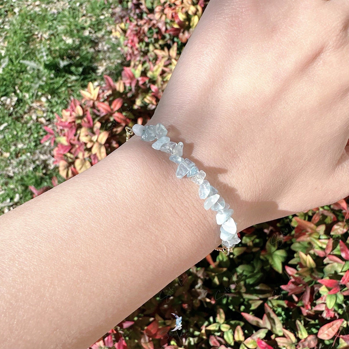 Aquamarine gravel chip stone bracelet