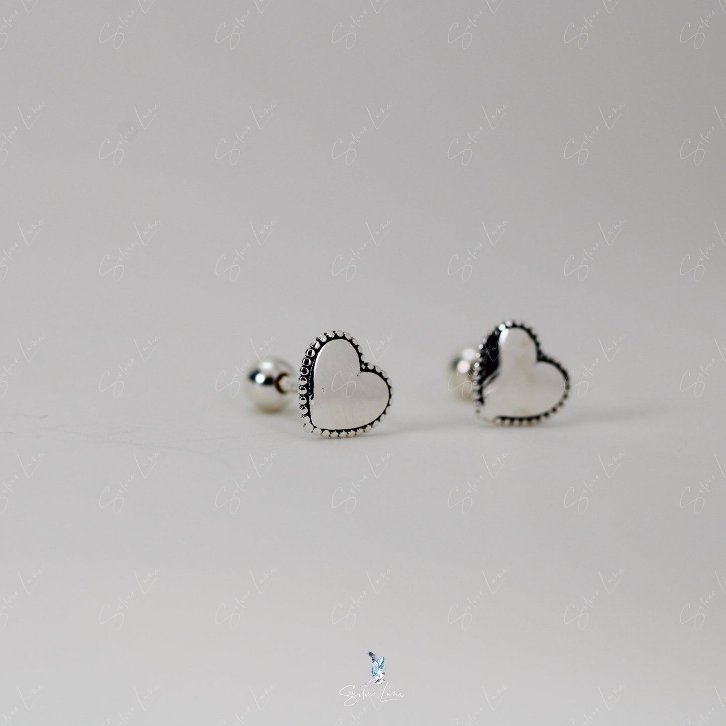 Border heart screw ball back stud earrings