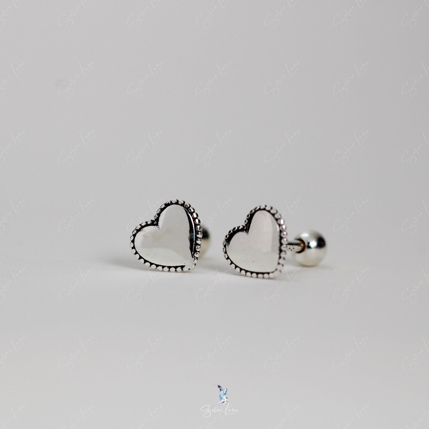 Border heart screw ball back stud earrings