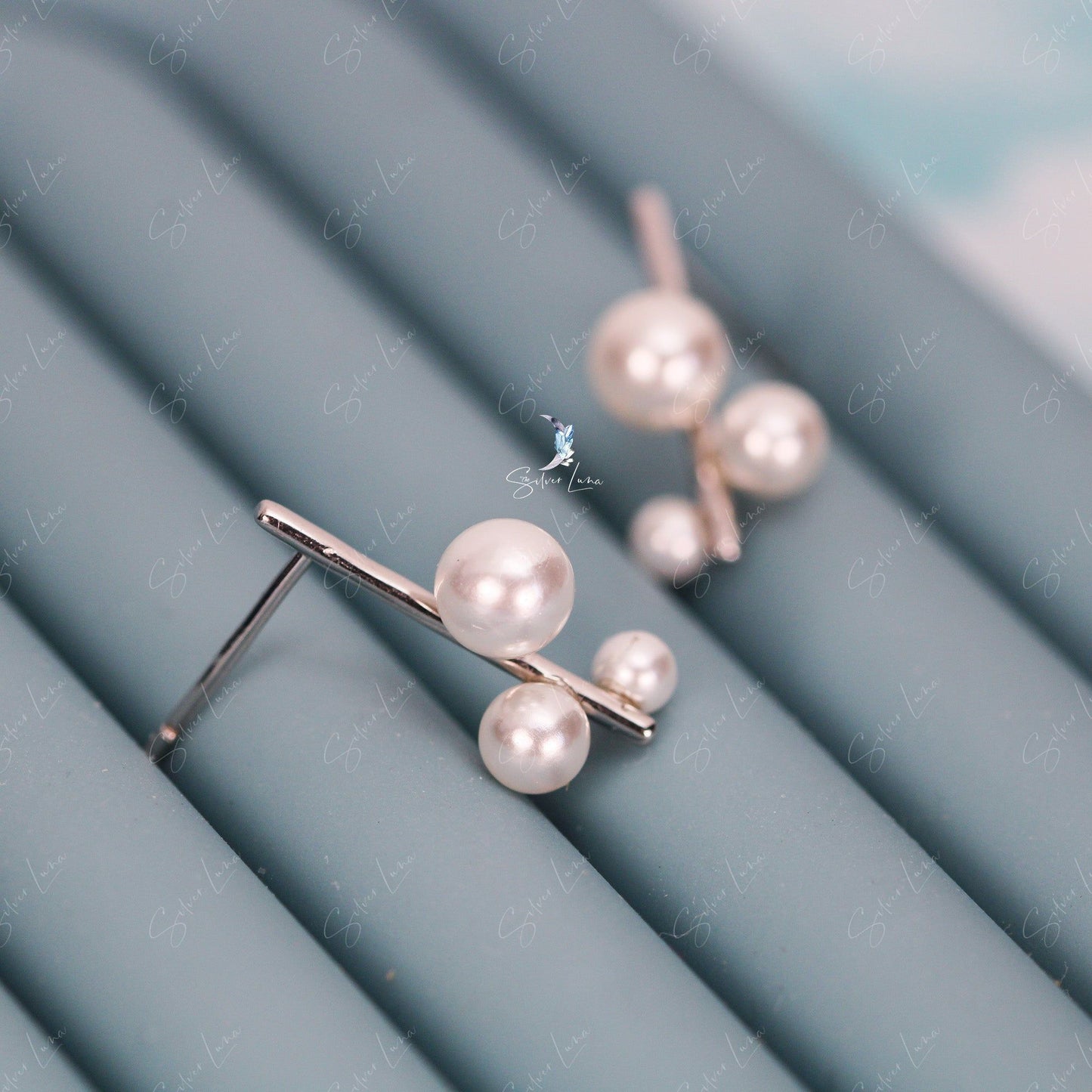 pearls stud earrings