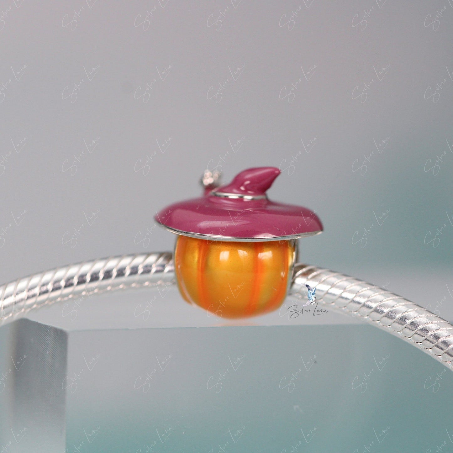 Jack-o-lantern bead charm