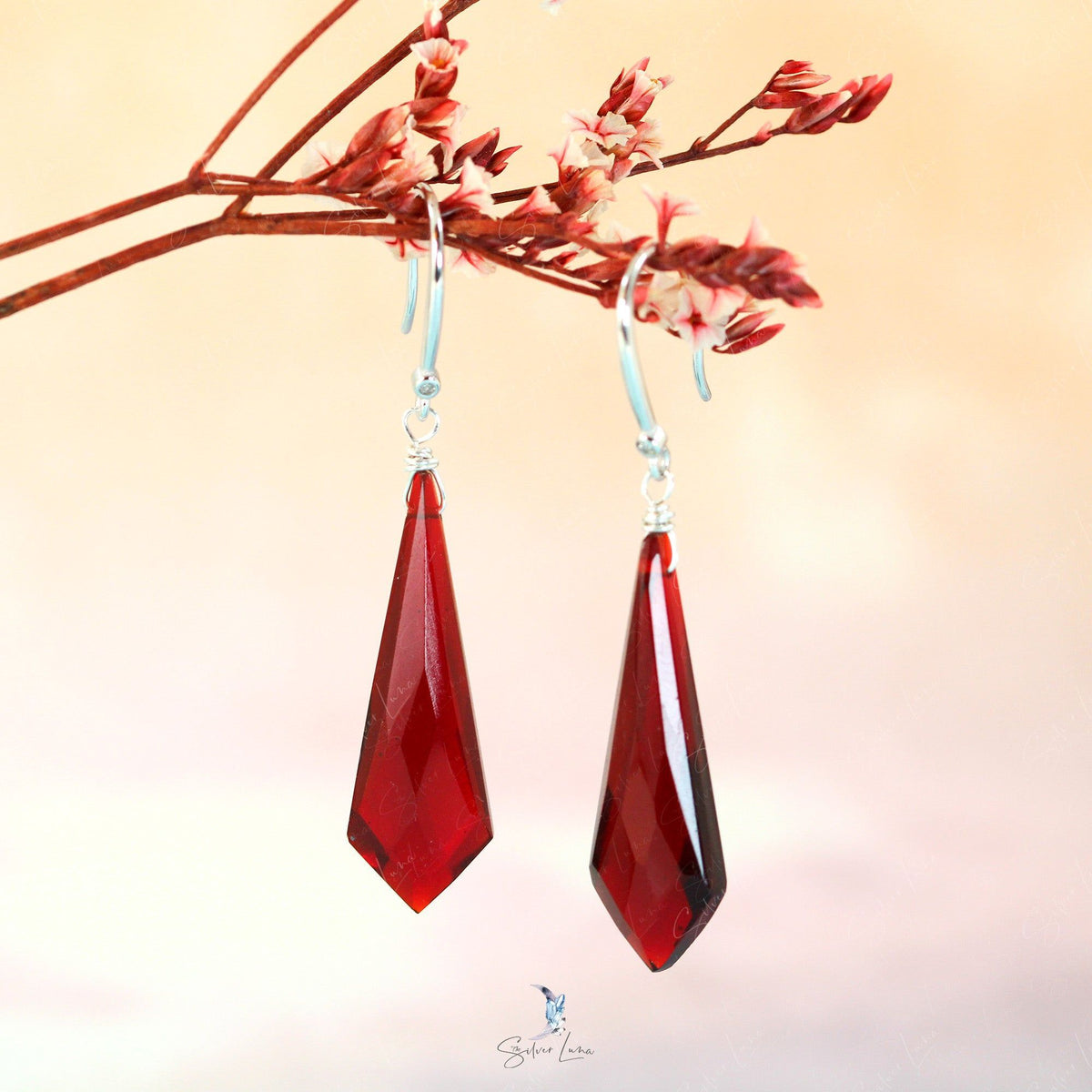 Kite red garnet natural stone drop earrings – The Silver Luna display picture 1