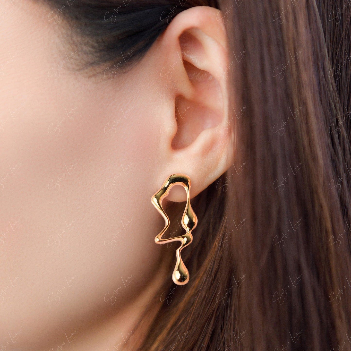 Droplet asymmetric stud earrings