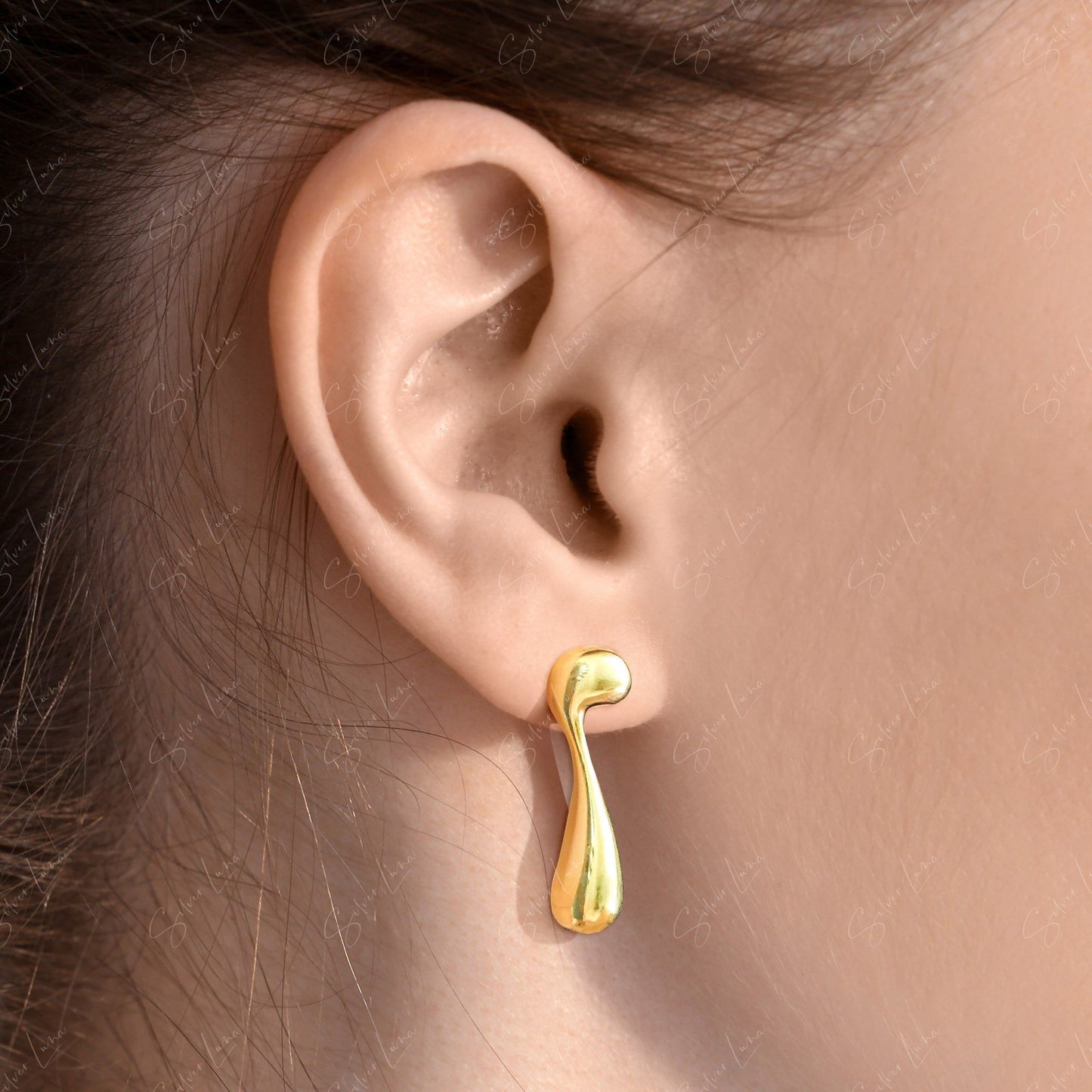 Droplet asymmetric stud earrings