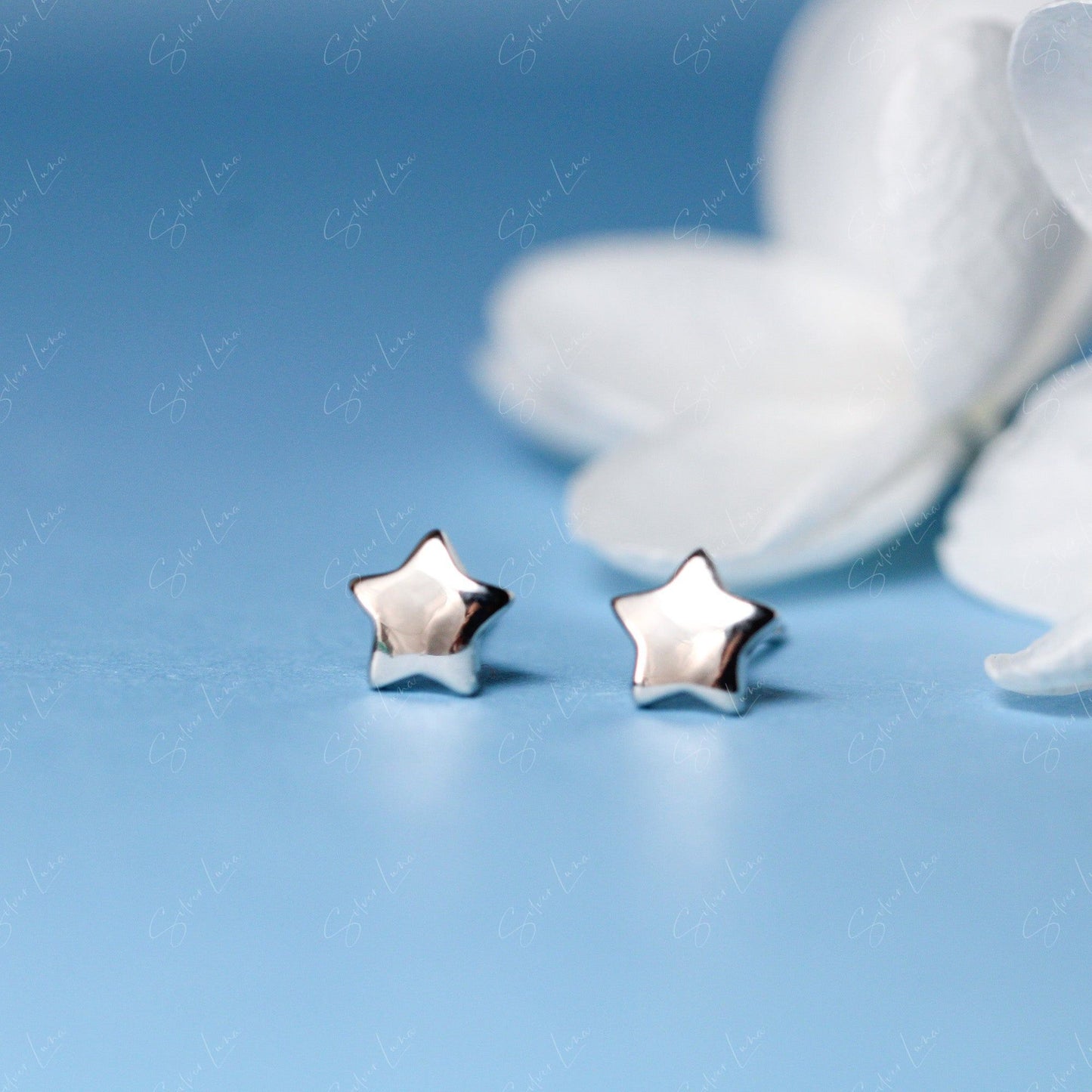 simple silver star stud earrings